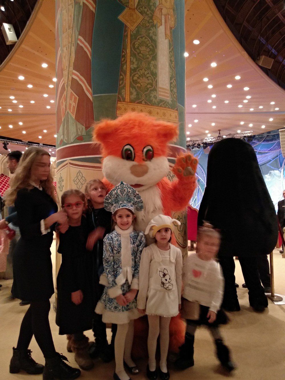 Подарки в храме христа спасителя на елку. Подарки на елке в храме христа спасителя. Колокольчик храма христа спасителя. Подарки в храме христа спасителя на елку. Подарки в храме христа спасителя на елку.